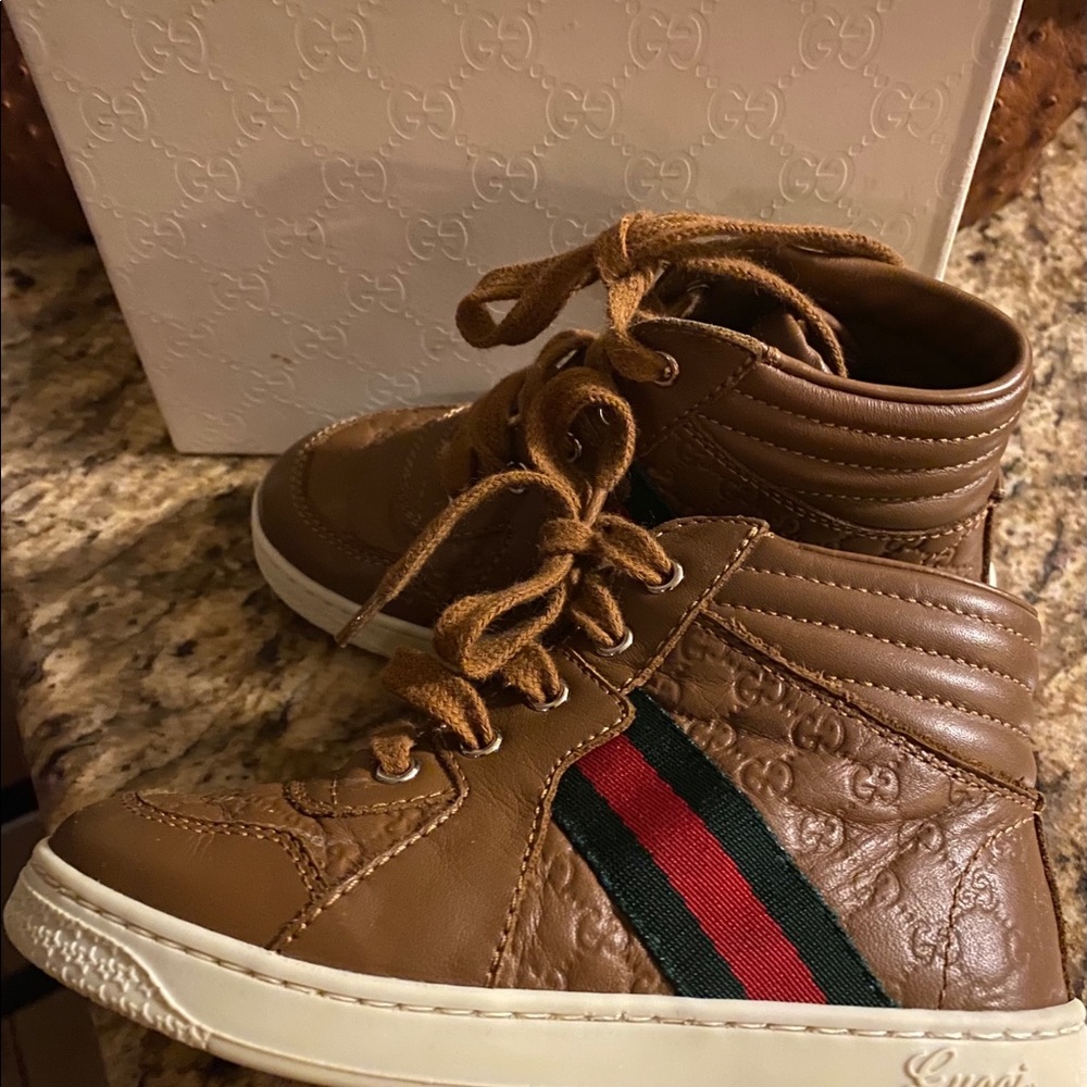 **Authentic** Gucci Shoes toddler size 25(9)